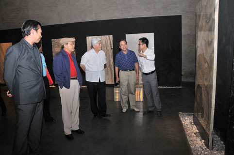 嘉賓對(duì)EMG北京大石館展示的天然大理石充滿濃厚情趣