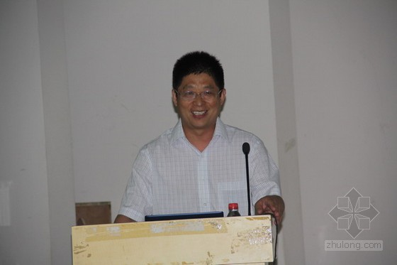 項(xiàng)衛(wèi)中在演講