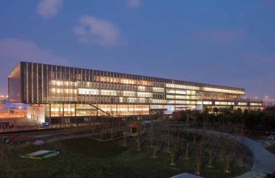 功能與形態(tài)兼?zhèn)洌萍寂c建筑相融——世博中心